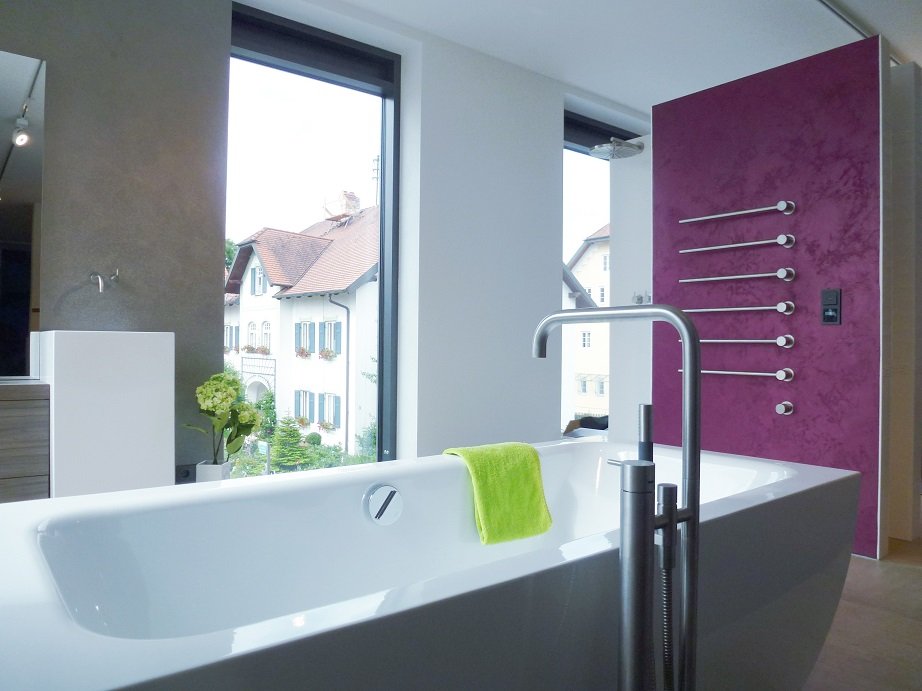 Modernes Bad mit freistehender Badewanne, von SCHRÄFL realisiert